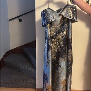 Beautifully Teri Jon dress
Only wore 1 day mother of the groom. Petite length.